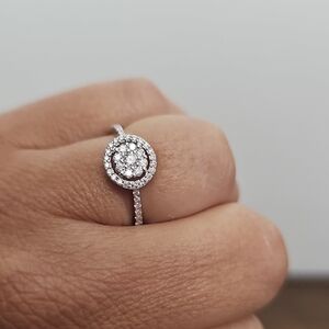 925 Silver Moissanite Dazzling Silver‎ Halo Ring Size 7 NWT